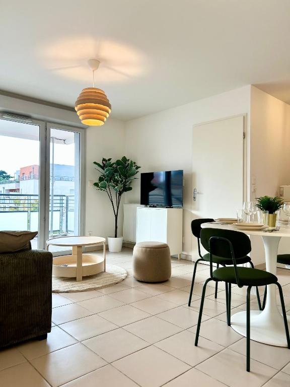 un salon avec un canapé et une table dans l'établissement LEscale des Artistes - Métro - Tramway - Aéroport, à Toulouse