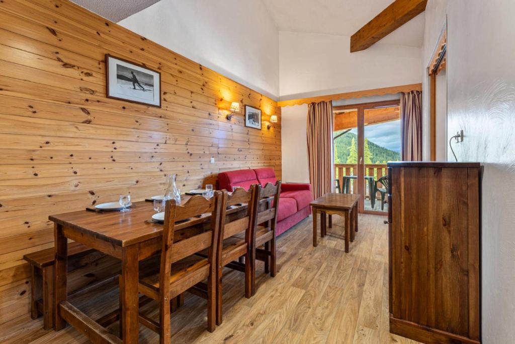 une salle à manger avec une table et un canapé dans l'établissement Résidence Les Hauts De Preclaux - Grand duplex pour 8 couchages MAE-3761, aux Orres