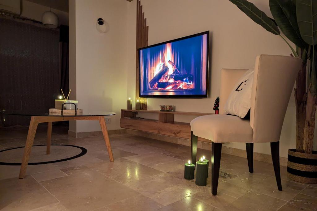 TV a/nebo společenská místnost v ubytování Évasion au calme - Maison cosy avec piscine et tennis