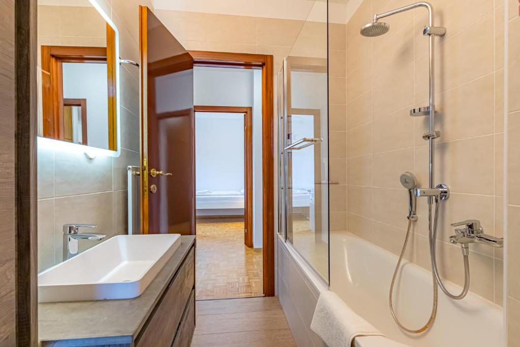 Imperial of Lugano 4 with a lake view behind the station and 10 min from the lake - Resim 3