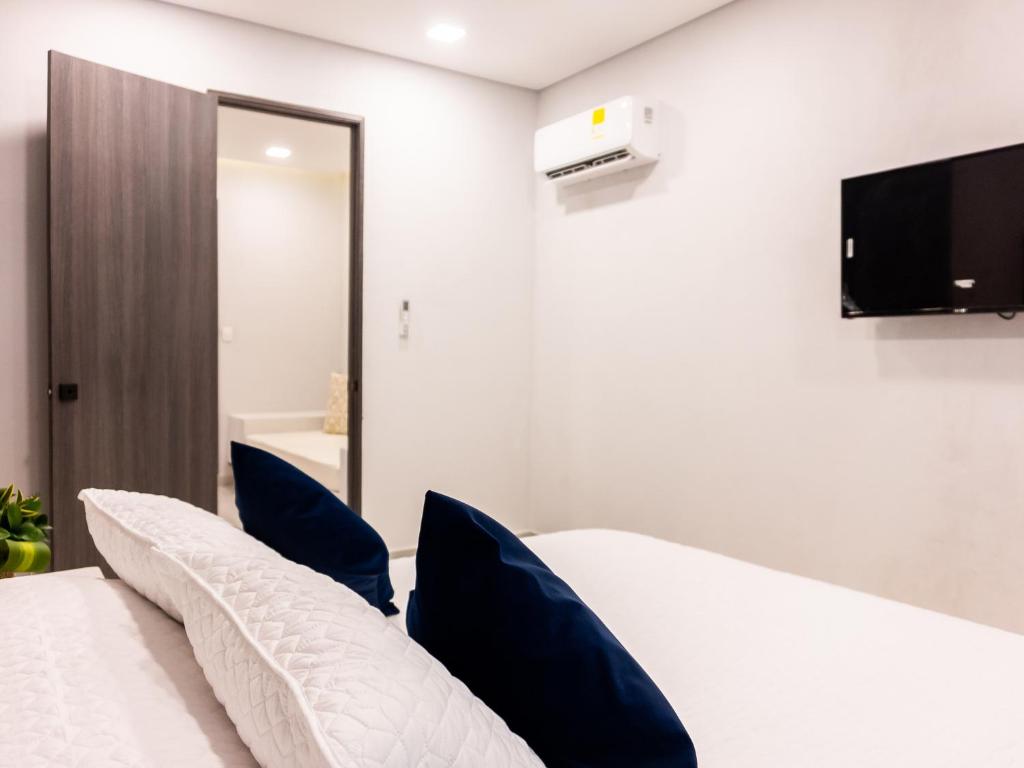 TV a/nebo společenská místnost v ubytování The Garden Suites
