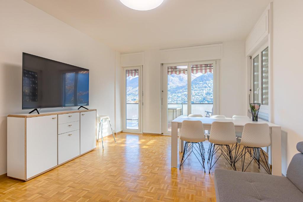TV a/nebo společenská místnost v ubytování Imperial of Lugano 4 with a lake view behind the station and 10 min from the lake