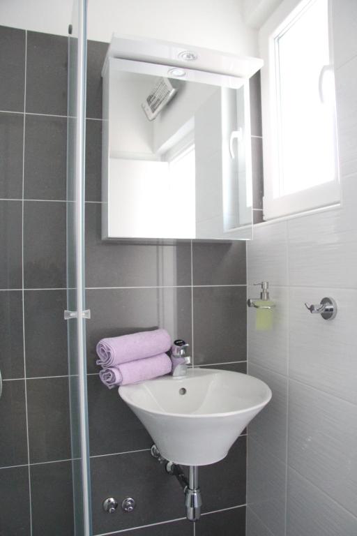 Koupelna v ubytování Apartment Paula with Private Jacuzzi and Parking- near the Beach