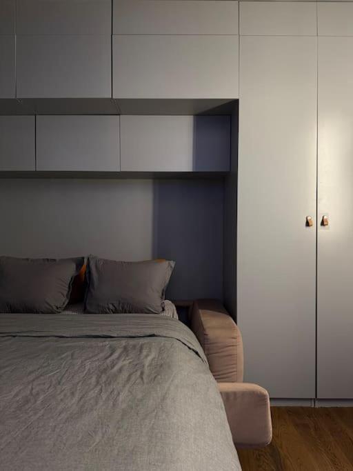 une chambre avec un grand lit et une armoire dans l'établissement Charming Paris Studio Apartment, à Paris