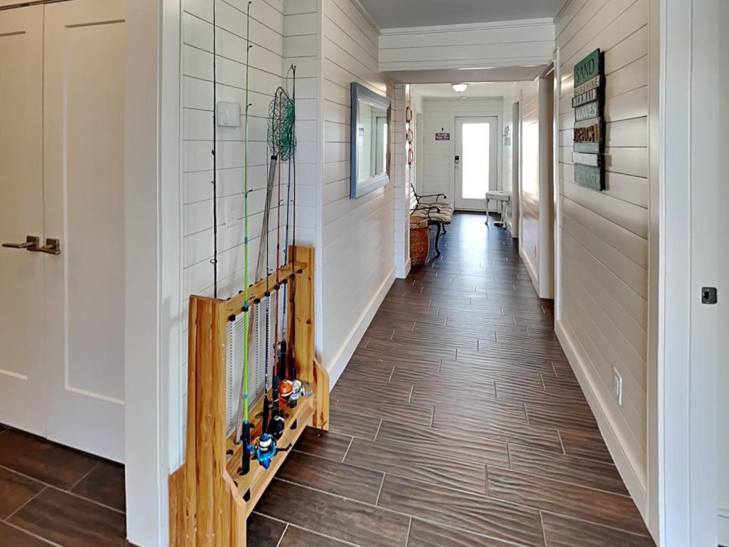 een gang met een boekenplank met boeken erop bij Best - Little - Orr House in Rockport