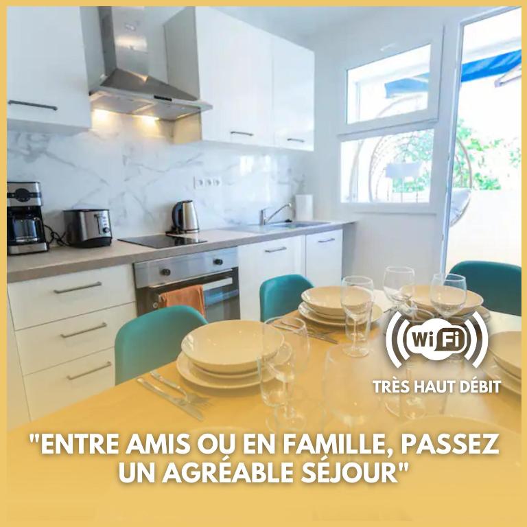 une cuisine avec une table avec des assiettes dessus dans l'établissement T5 Idéal Groupes & Familles, St Charles-Joliette, à Marseille