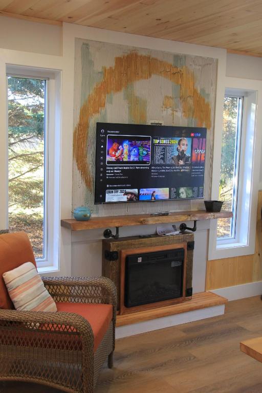 TV a/nebo společenská místnost v ubytování Avonlea Forest Hill Cottages