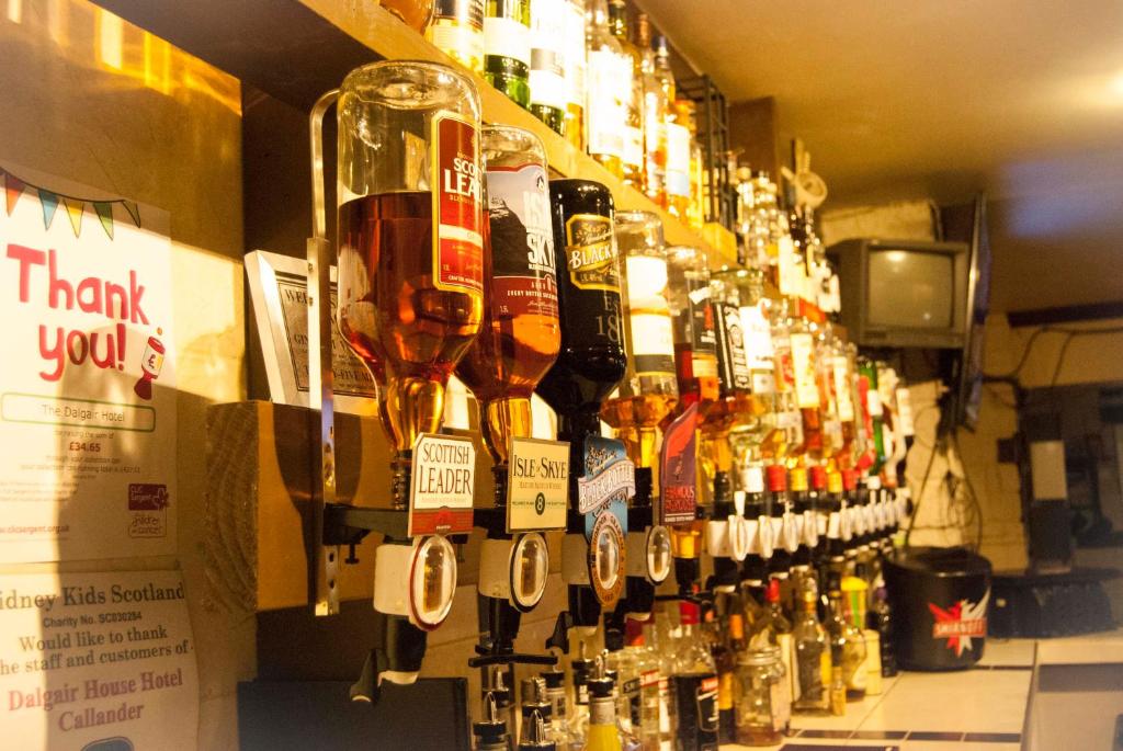 un bar lleno de muchas botellas de alcohol en Dalgair House Hotel, en Callander