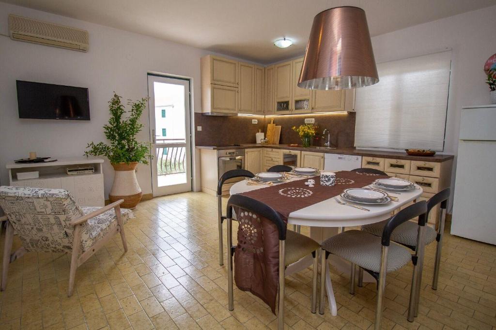 Kuchyň nebo kuchyňský kout v ubytování Apartment Zvone