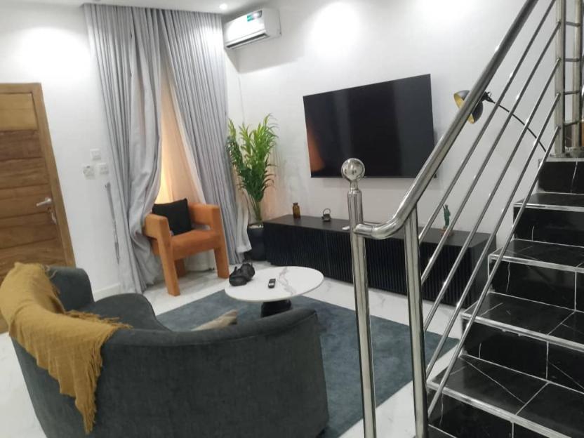 TV a/nebo společenská místnost v ubytování Prince Dikeoha home