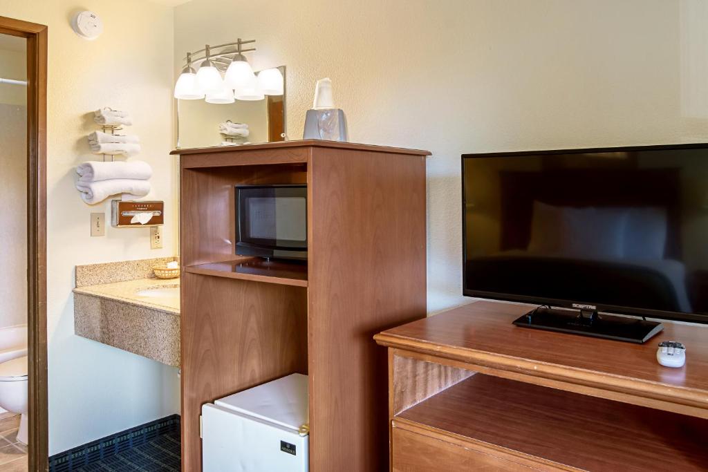 Kuchyň nebo kuchyňský kout v ubytování Super 8 by Wyndham Vancouver East