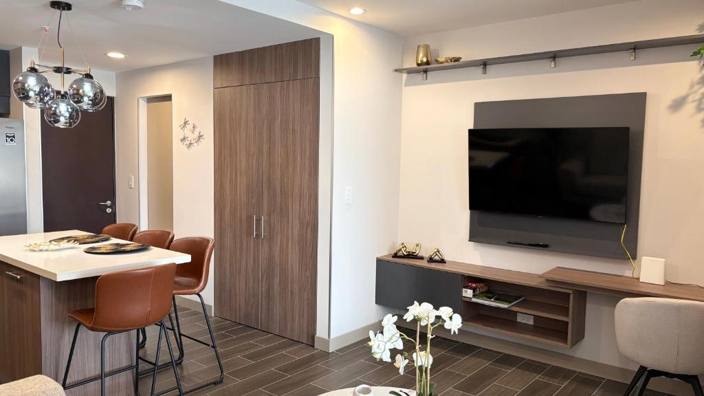 TV a/nebo společenská místnost v ubytování Cozy Apartment 10 min to Airport Be Cariari Condo #402