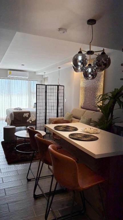 Posezení v ubytování Cozy Apartment 10 min to Airport Be Cariari Condo #402