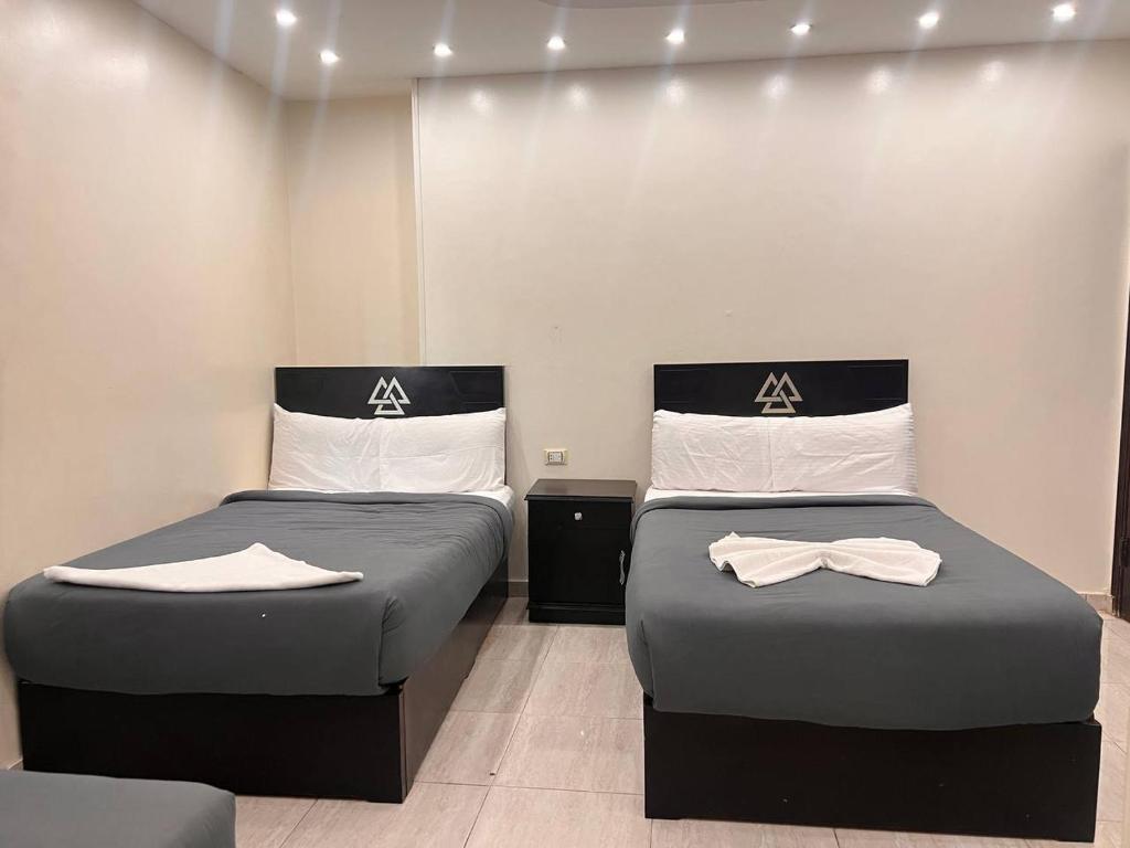 Postel nebo postele na pokoji v ubytování City pyramids inn