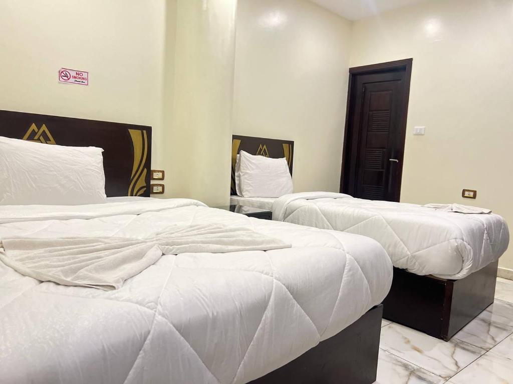 Postel nebo postele na pokoji v ubytování City pyramids inn