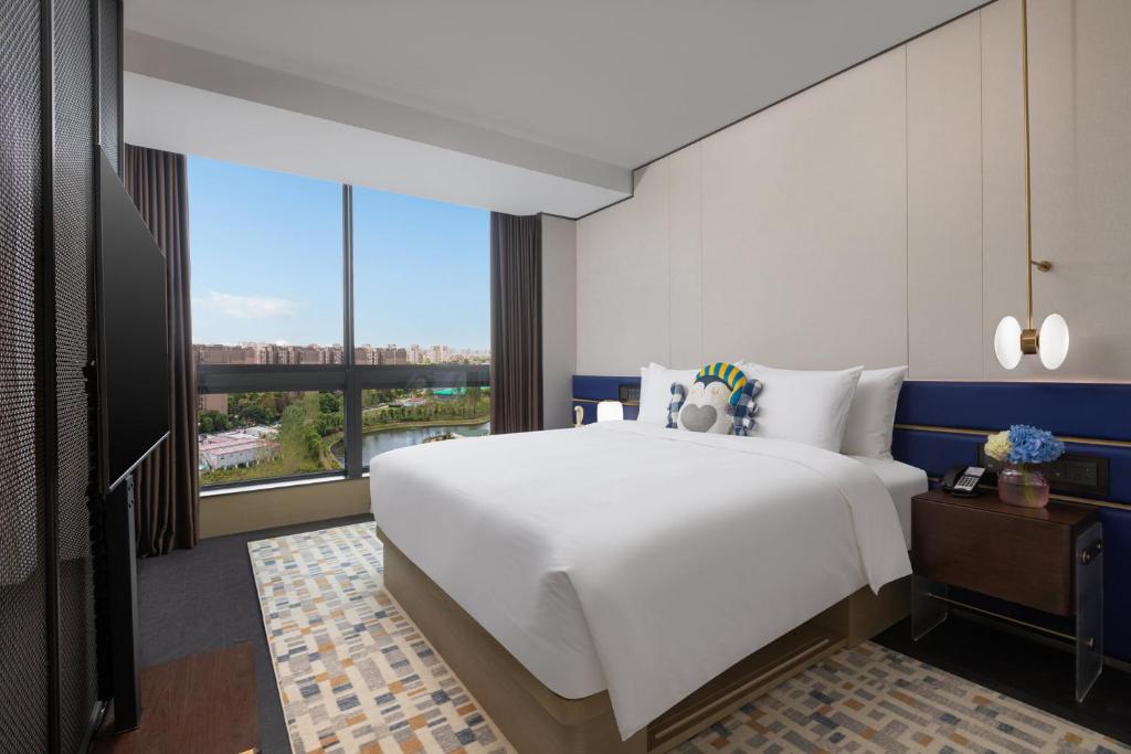 Postel nebo postele na pokoji v ubytování voco Suites Shanghai Hongqiao CBD by IHG