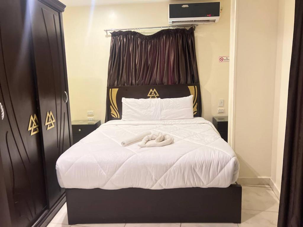 Postel nebo postele na pokoji v ubytování City pyramids inn
