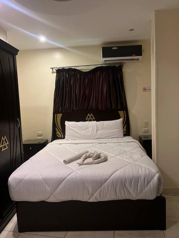 Postel nebo postele na pokoji v ubytování City pyramids inn