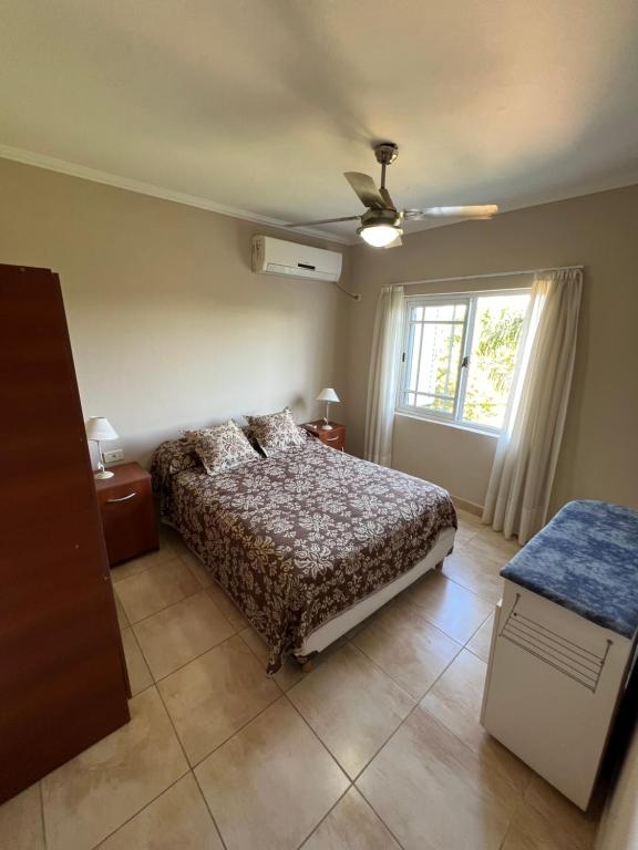 un dormitorio con una cama y una ventana en Terra Bella Aparts, en Colón