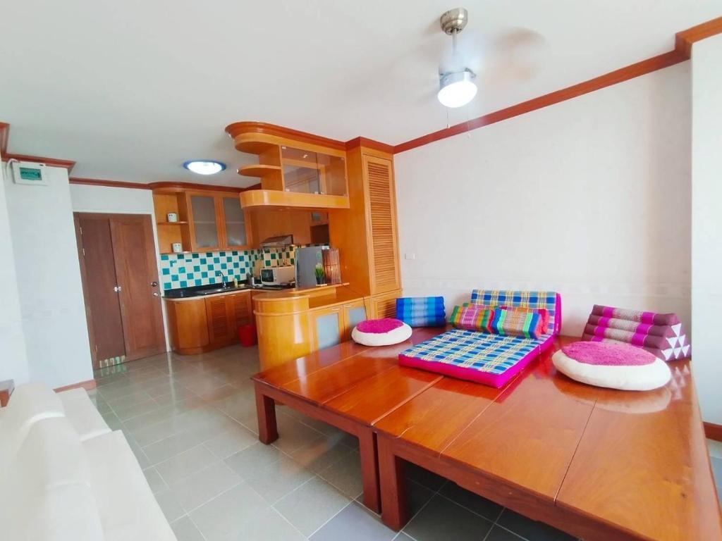 Una sala de estar con una mesa y sillas de madera. en The Park Land Bangna by Nudda, en Bangkok