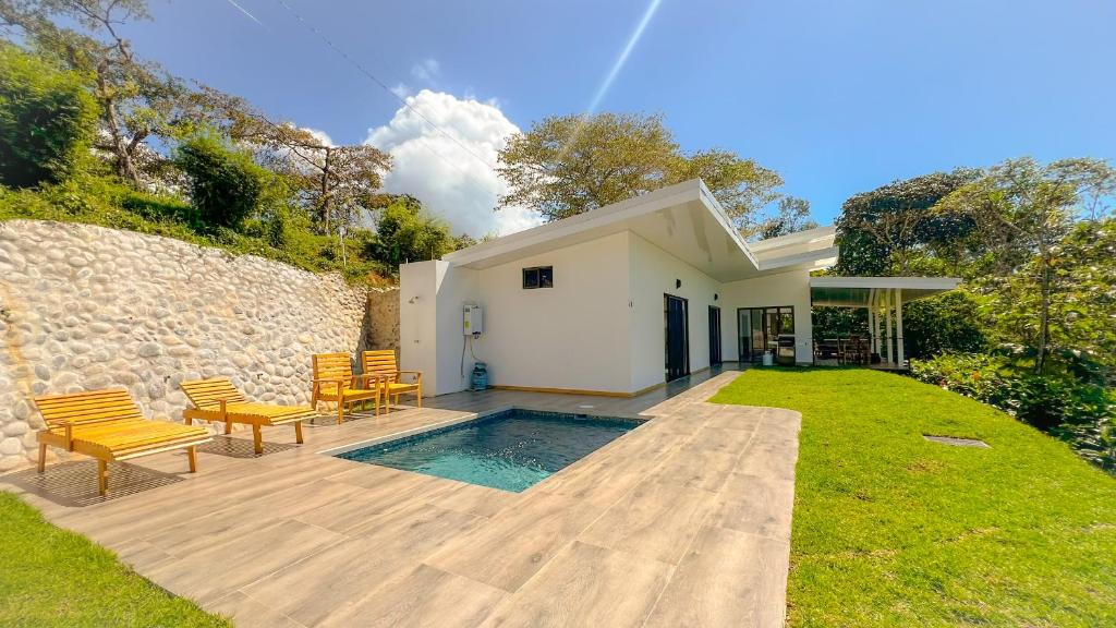 Bazén v ubytování Canavida Villas & Resort nebo v jeho okolí