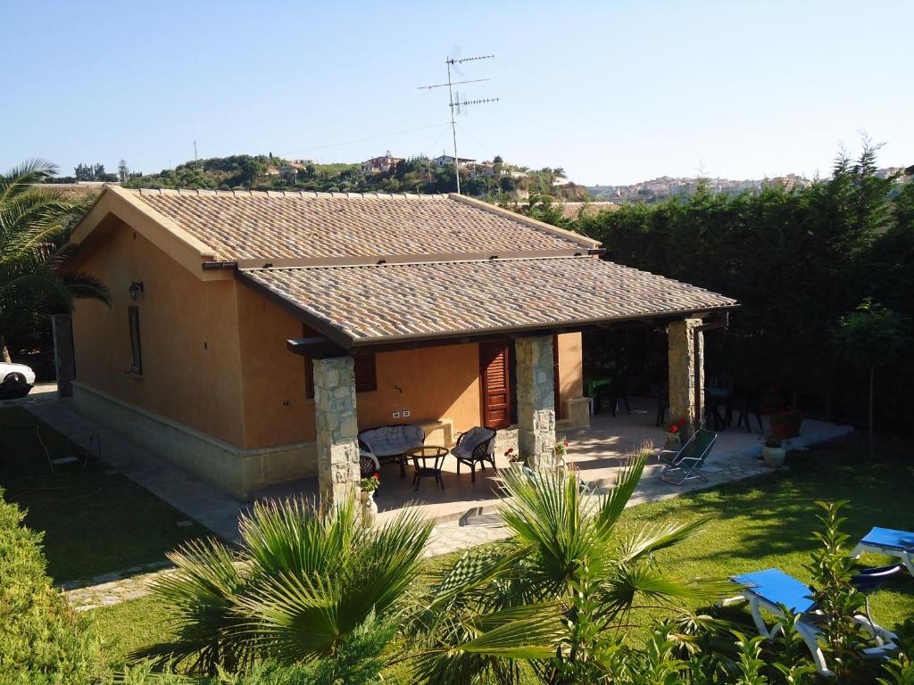 ein kleines Haus mit einem Dach und einer Terrasse in der Unterkunft Villetta Mare in Campofelice di Roccella