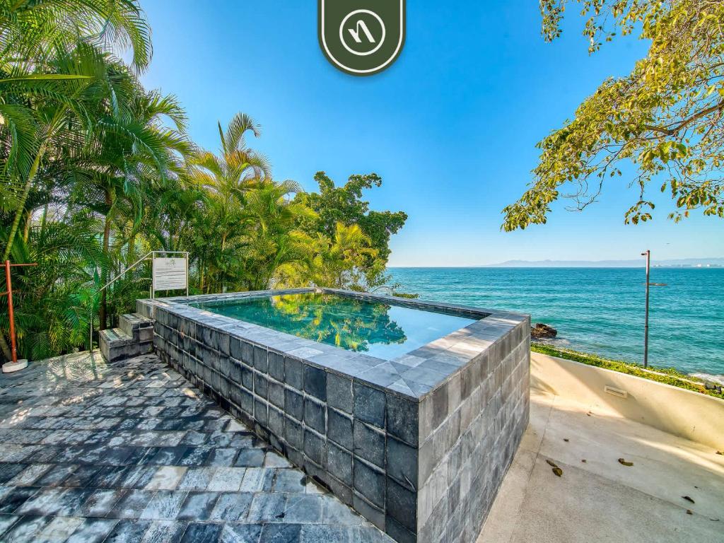 Luxury 3 BR Condo - Beachfront - Multiple Pools - Housity