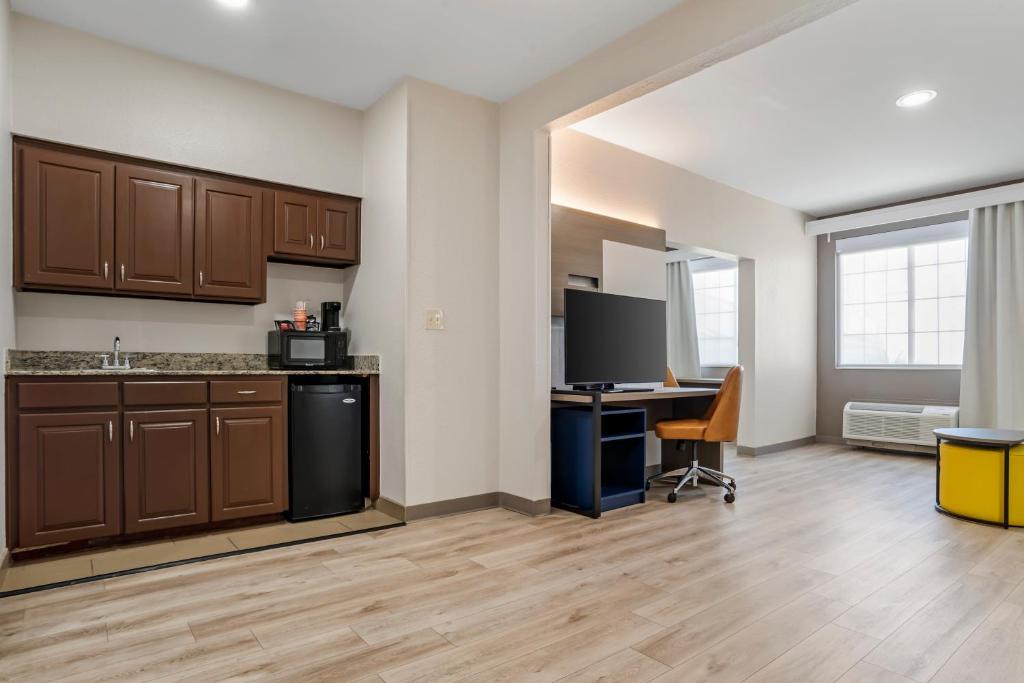 Comfort Suites Hattiesburg near University photo