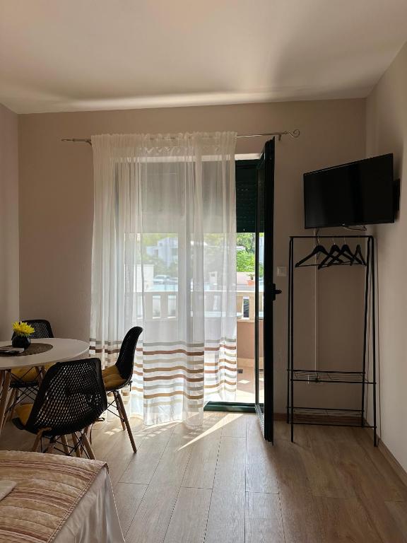 TV a/nebo společenská místnost v ubytování Family friendly apartments with a swimming pool Promajna, Makarska - 6849