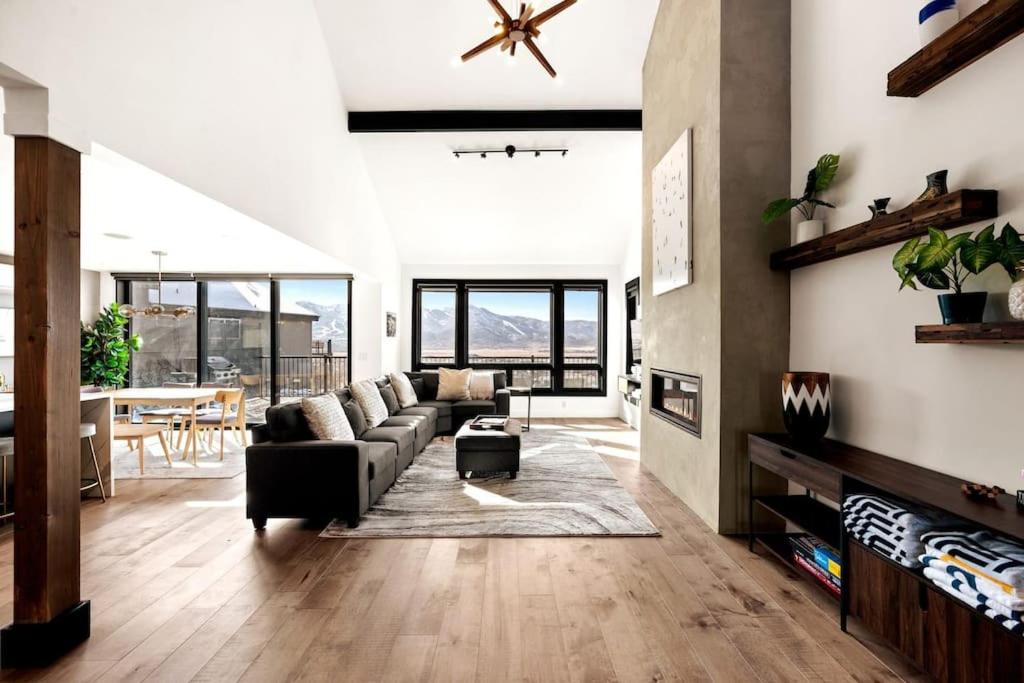 Posezení v ubytování Hot Tub Amazing Views 10 Min To Ski Resort