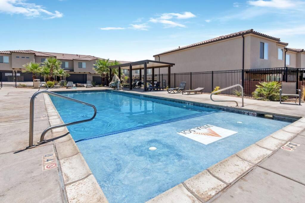 a swimming pool at a apartment complex at Hot Tub King Beds Pool Fire Pit BBQ in Washington
