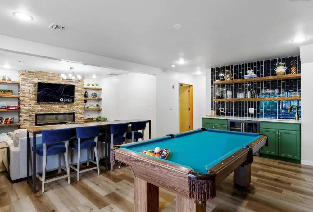 Бильярд в Lake Views Hot Tub 7 Beds Dock Near Ski Resort