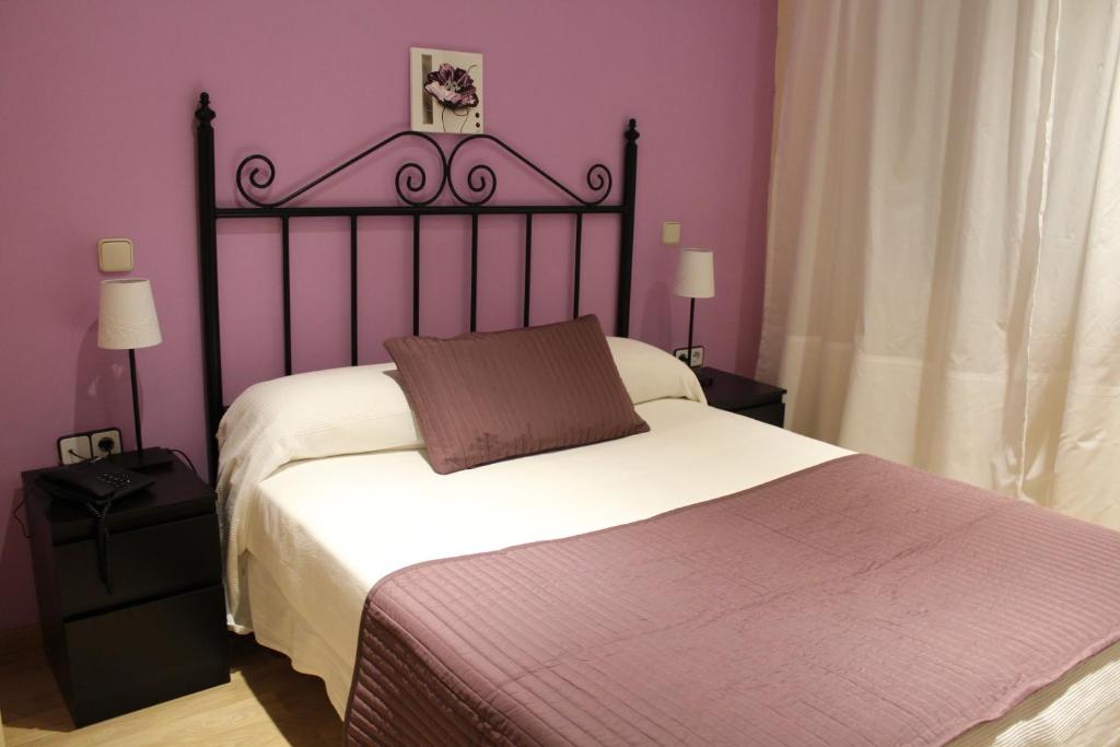 Posteľ alebo postele v izbe v ubytovaní Hostal Mainz
