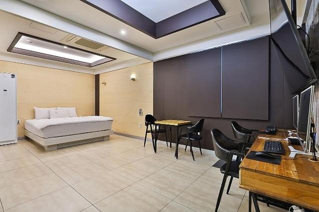 Postel nebo postele na pokoji v ubytování Daegu Pyeongri-Dong Hotel O2