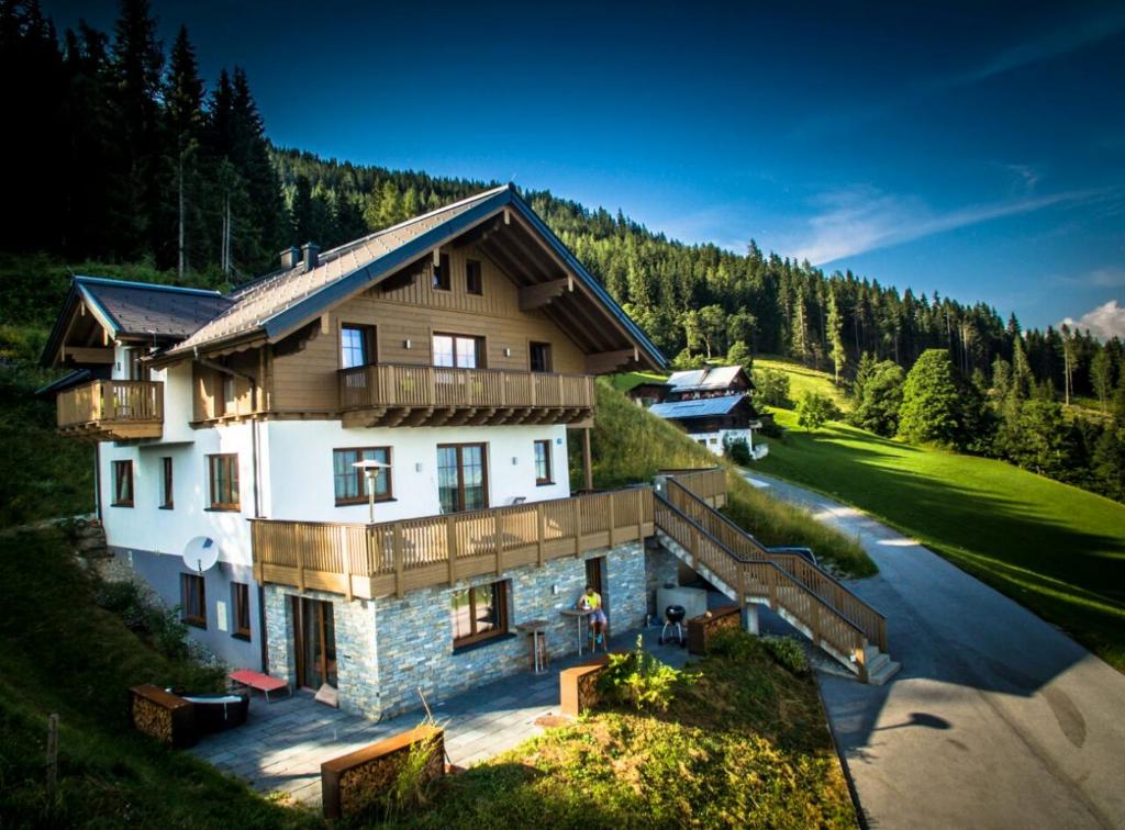 eine Luftansicht eines Hauses in den Bergen in der Unterkunft Aigenberg Appartements in Flachau