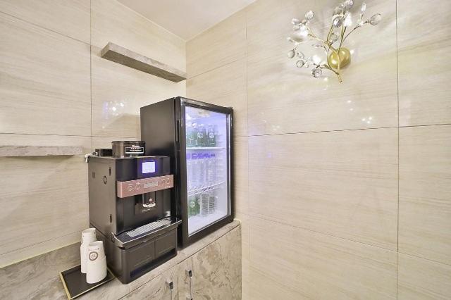 Kuchyň nebo kuchyňský kout v ubytování Grace Hotel