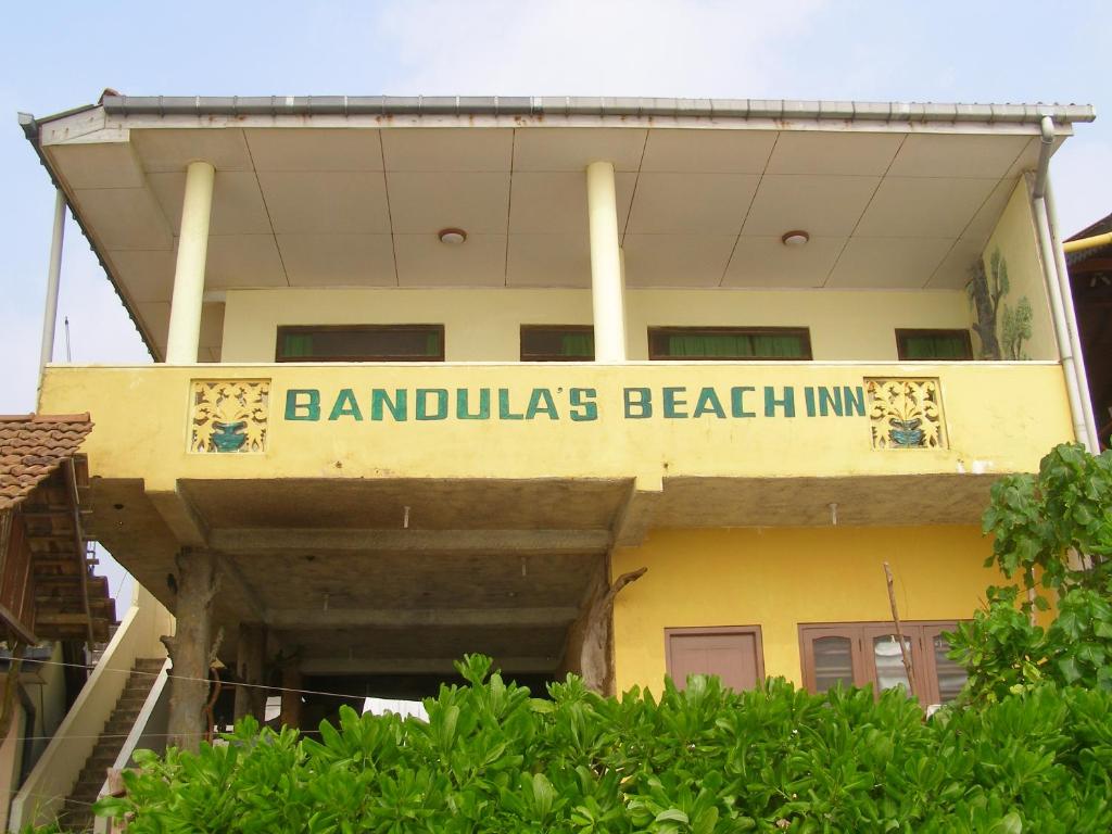 希卡杜瓦的住宿－班杜拉海灘賓館，带有读取泛函海滩线标牌的建筑