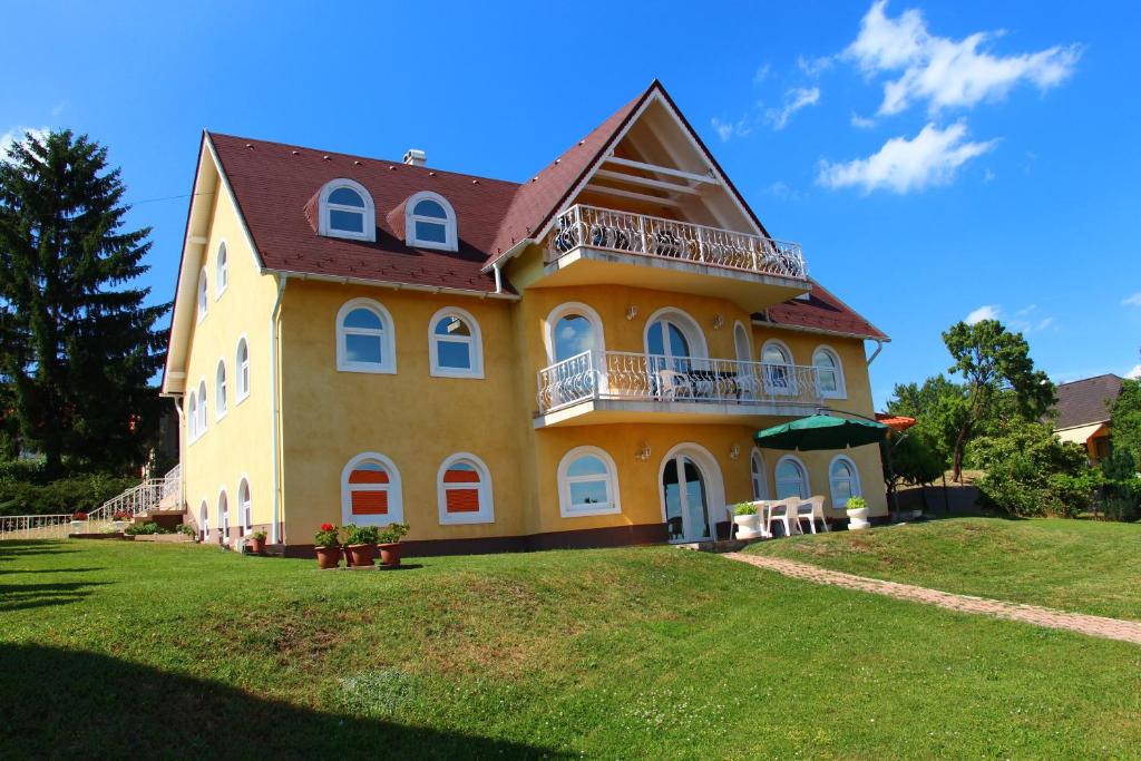 バラトンフレドにあるSzeibert Vendégházの草原の大黄色い家