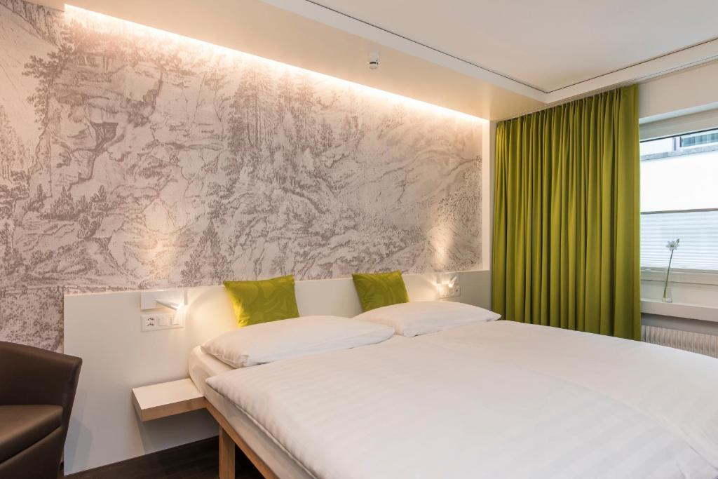 Postel nebo postele na pokoji v ubytování Hotel Weiss Kreuz