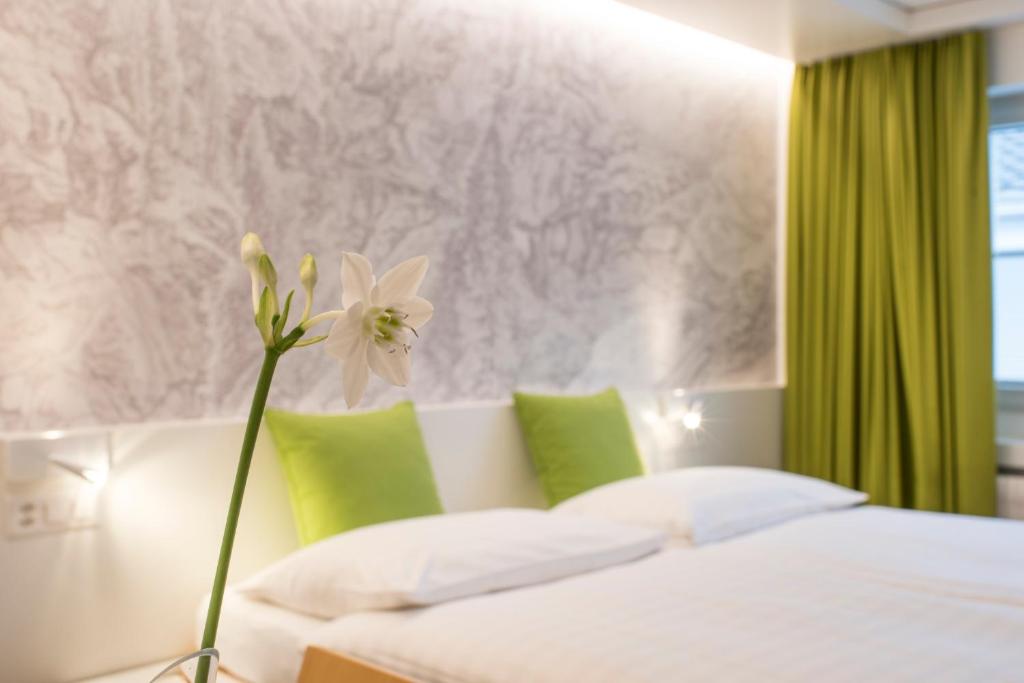 Postel nebo postele na pokoji v ubytování Hotel Weiss Kreuz