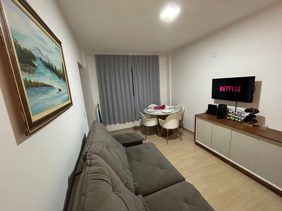 Televizors / izklaižu centrs naktsmītnē Apartamento confortavel proximo da Pampulha, Cidade ADM e do GALO e Aeroporto de PLU e CNF