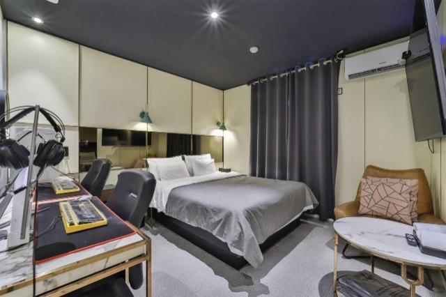 Postel nebo postele na pokoji v ubytování Cheongju Abella Hotel