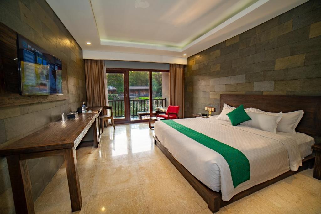 Postel nebo postele na pokoji v ubytování The Westlake Hotel & Resort Yogyakarta