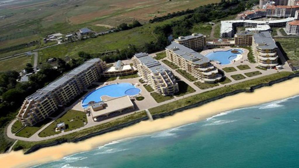 アヘロイにあるApartments Aheloy Palaceのビーチのリゾートの空中ビュー
