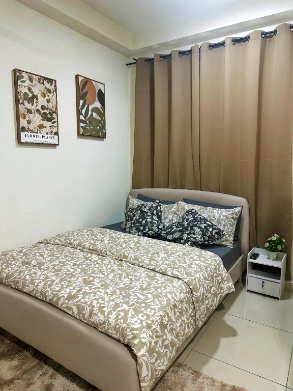 八打灵再也Studio Unit At Residensi Suasana的一间卧室配有床和窗帘
