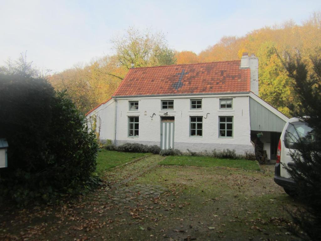 ein altes weißes Haus mit rotem Dach in der Unterkunft Maison De Blanche Neige in Court-Saint-Étienne