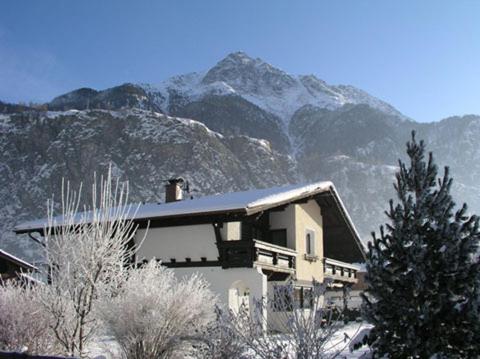 A general mountain view or a mountain view taken from Az apartmant