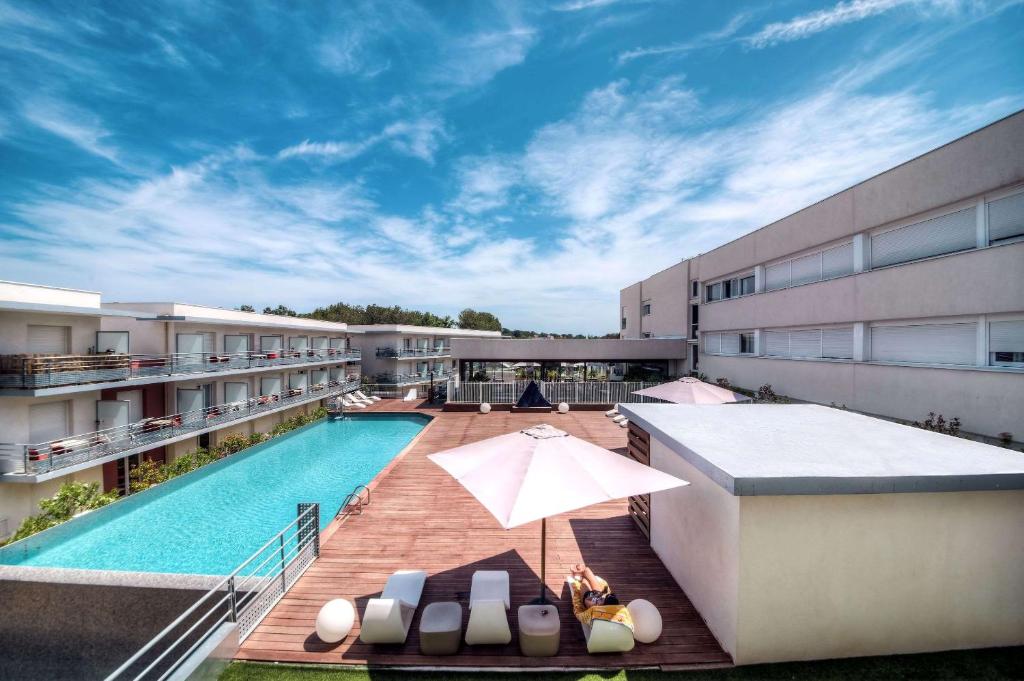 Bazén v ubytování Comfort Aparthotel Antibes Le Maestria nebo v jeho okolí