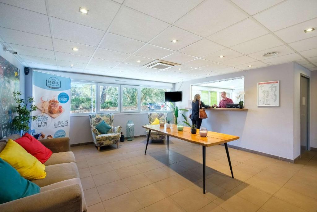 TV a/nebo společenská místnost v ubytování Comfort Aparthotel Antibes Le Maestria