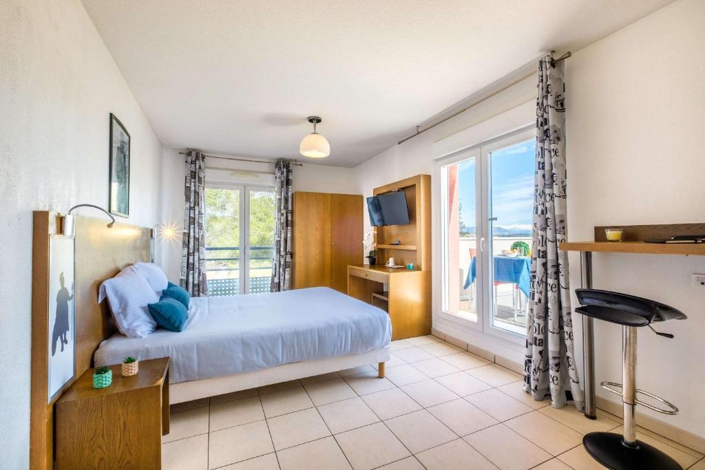 Postel nebo postele na pokoji v ubytování Comfort Aparthotel Antibes Le Maestria